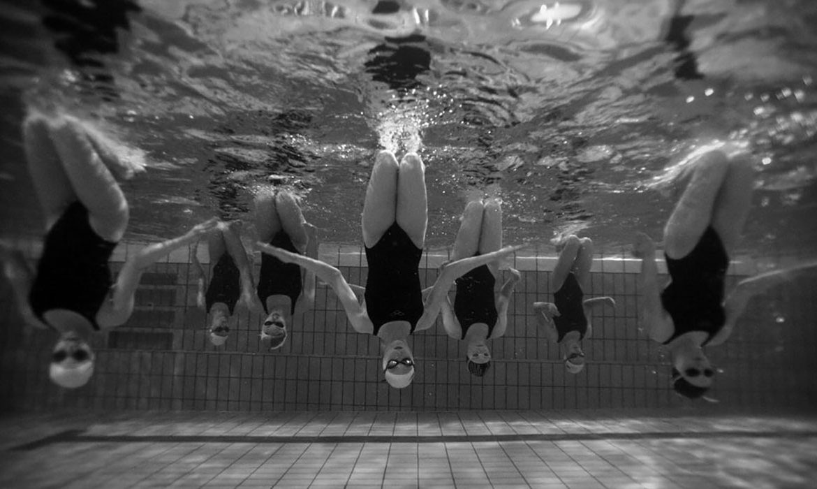 Synchronized swimming athletes in the pool